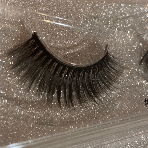 LASHES - Picture 2 of 2